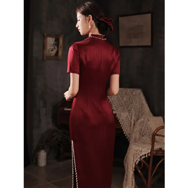 Chinesischer Stil Burgunderrot Satin Cheongsam 2021 Meerjungfrau Perle Stehkragen Kurze Ärmel Abend Lange Cheongsam