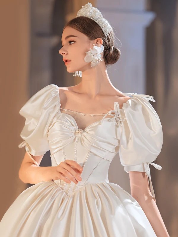 Elegant Elfenben Perle Satin Brudekjoler 2021 Ballkjole Firkantet Hals Puffy Korte Ermer Cathedral Train