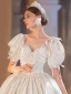 Elegant Elfenben Perle Satin Brudekjoler 2021 Ballkjole Firkantet Hals Puffy Korte Ermer Cathedral Train