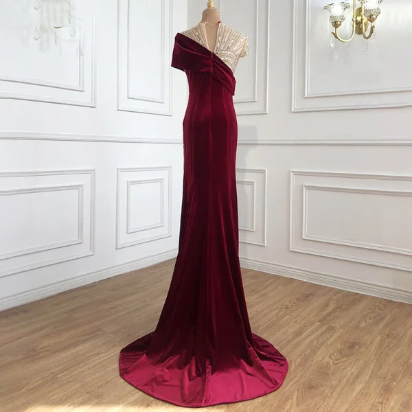 Haut de Gamme Bordeaux Daim Robe De Soirée 2021 Trompette / Sirène Encolure Dégagée Perlage Faux Diamant Paillettes Soirée Manches Courtes Train De Balayage Robe De Ceremonie