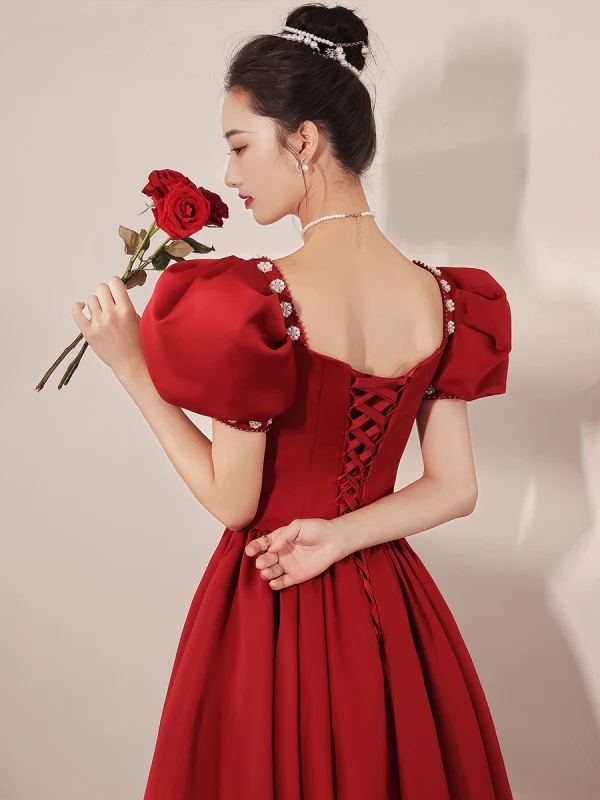 Elegant Burgunder Beading Perle Ballkjoler 2021 Prinsesse Satin Firkantet Hals Puffy Korte Ermer Ryggløse Lange Formelle Kjoler