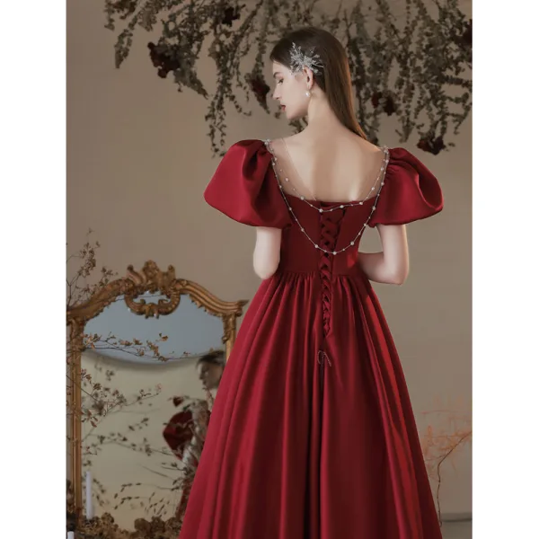 Eleganta Burgundy Satin Balklänningar 2021 Prinsessa Beading Pösigt Urringning Korta ärm Bal Långa Formella Klänningar
