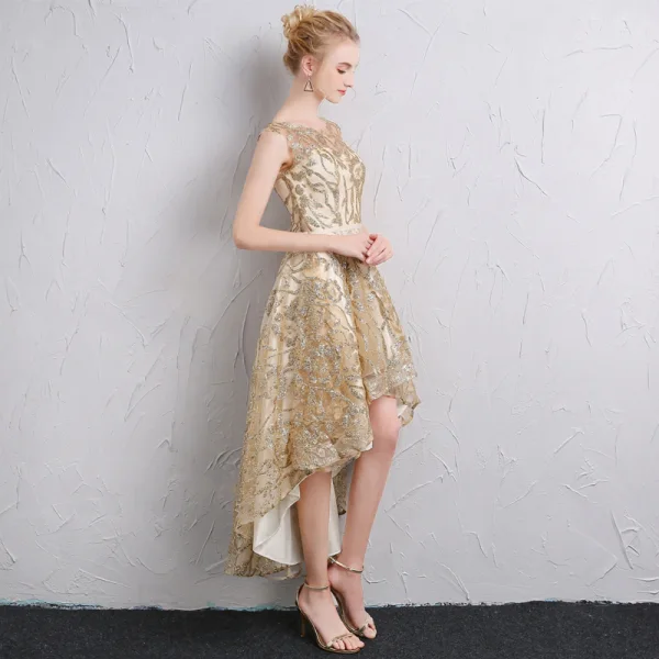 Glittrande Guld Cocktailklänningar 2018 Prinsessa Skärp Glittriga / Glitter Urringning Halterneck Ärmlös Asymmetrisk Formella Klänningar
