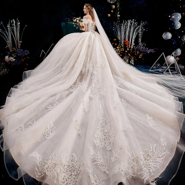 Edles Champagner Brautkleider / Hochzeitskleider 2019 A Linie Off Shoulder Perlenstickerei Perle Pailletten Spitze Blumen Ärmellos Rückenfreies Königliche Schleppe