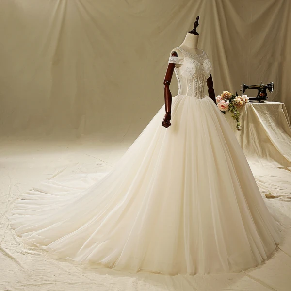 Élégant Ivoire Robe De Mariée 2019 Princesse Encolure Dégagée Perlage En Dentelle Fleur Manches Courtes Dos Nu Cathedral Train