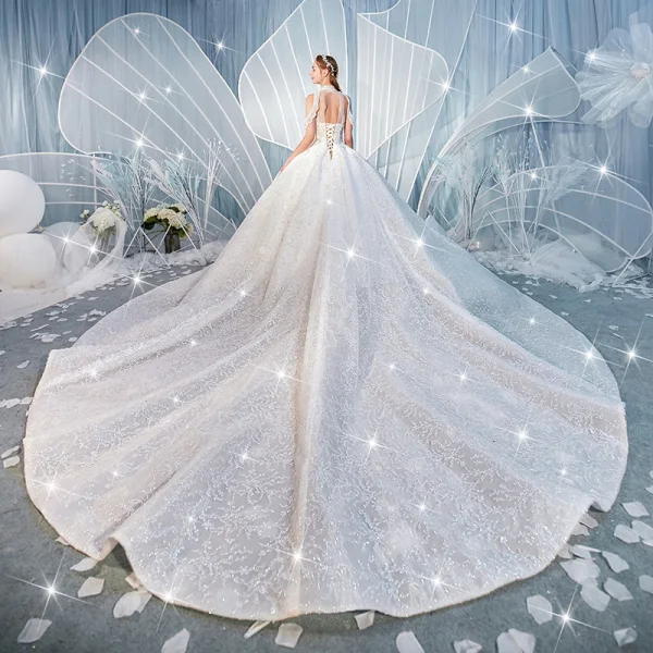 Charmant Weiß Brautkleider / Hochzeitskleider 2019 Ballkleid Stehkragen Perlenstickerei Pailletten Spitze Blumen Ärmellos Rückenfreies Königliche Schleppe