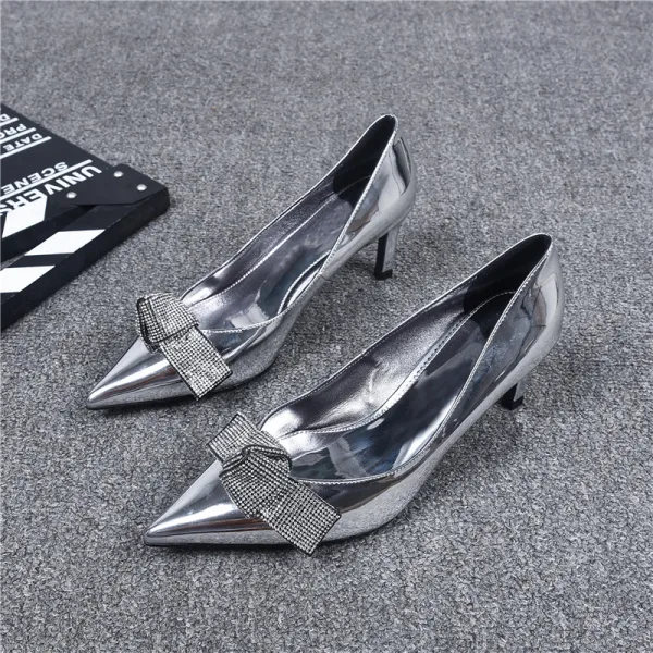 Stylowe / Modne Srebrny Wieczorowe Czółenka 2019 Skórzany Rhinestone Kokarda 6 cm Szpilki Szpiczaste Czółenka