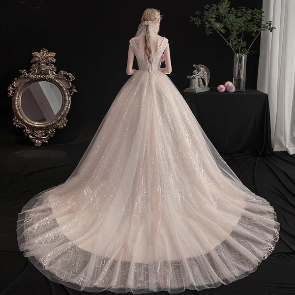 Charmant Champagner Brautkleider / Hochzeitskleider 2019 A Linie V-Ausschnitt Perlenstickerei Pailletten Spitze Blumen Ärmellos Rückenfreies Kapelle-Schleppe