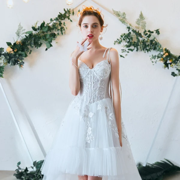 Leichtes Ivory / Creme Strand Brautkleider / Hochzeitskleider 2020 A Linie Spaghettiträger Perlenstickerei Pailletten Applikationen Spitze Ärmellos Rückenfreies Rüschen Sweep / Pinsel Zug