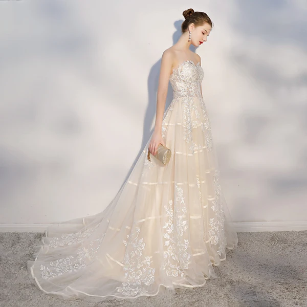 Elegant Champagne Brudekjoler 2018 Prinsesse Blonder Appliques Kjæreste Ryggløse Uten Ermer Domstol Tog Bryllup