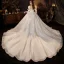 Vintage / Originale Médiévale Ivoire Robe De Mariée 2021 Robe Boule Encolure Dégagée Perlage Perle Paillettes En Dentelle Fleur 3/4 Manches Noeud Dos Nu Royal Train Mariage