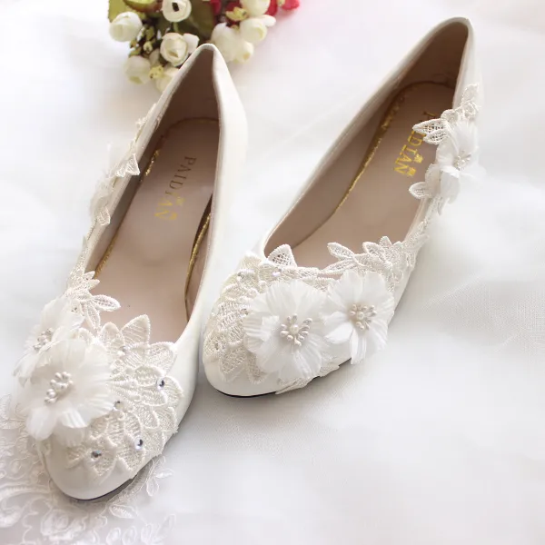 Chic / Beautiful Ivory Low Heel Wedding Shoes 2020 Rhinestone Lace Flower Appliques 4 cm Stiletto Heels Round Toe Wedding Pumps