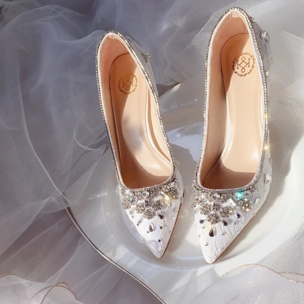 Sjarmerende Elfenben Brudesko 2020 Lær Blonder Rhinestone 7 cm Stiletthæler Spisse Bryllup Pumps
