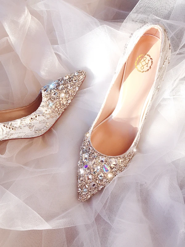 Charmant Silber Handgefertigt Brautschuhe 2020 Leder Spitze Strass Pailletten 7 cm Stilettos Spitzschuh Hochzeit Pumps