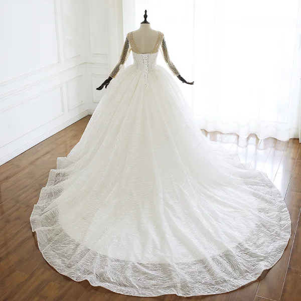 Luxe Ivoire Robe De Mariée 2020 Robe Boule Encolure Dégagée Perlage En Dentelle Faux Diamant Paillettes Manches Longues Dos Nu Cathedral Train