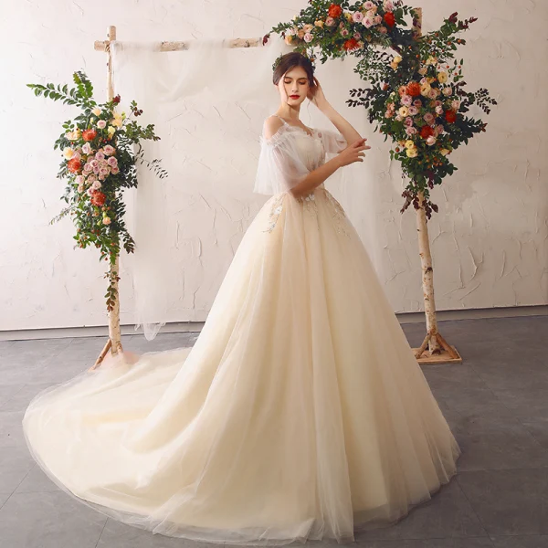 Charmant Champagner Brautkleider / Hochzeitskleider 2020 A Linie V-Ausschnitt Perlenstickerei Spitze Blumen Applikationen Rüschen Glockenhülsen Rückenfreies Kathedrale Schleppe