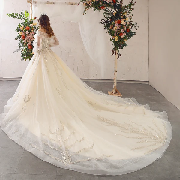 Charmant Champagne Robe De Mariée 2020 Princesse Bustier Perlage Paillettes En Dentelle Fleur Dos Nu Volants Manches Longues Cathedral Train