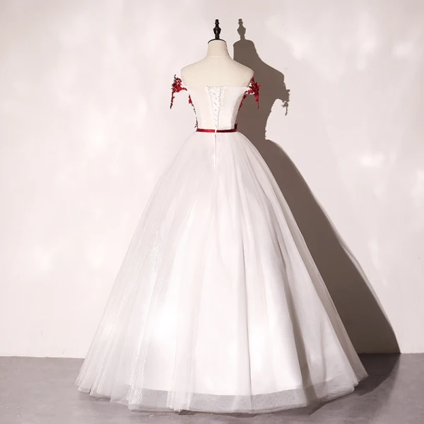 Élégant Ivoire Robe De Bal 2020 Robe Boule De l'épaule Rouge Appliques En Dentelle Fleur Noeud Faux Diamant Sans Manches Dos Nu Longue Robe De Ceremonie