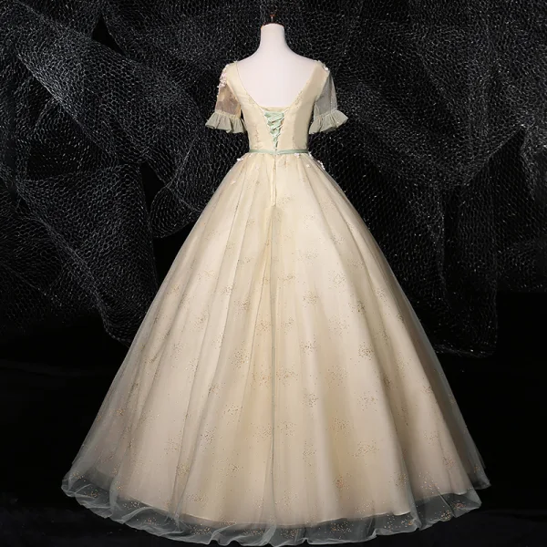 Élégant Conte de fée Champagne Robe De Bal 2020 Robe Boule Encolure Dégagée Faux Diamant En Dentelle Fleur Appliques Manches Courtes Dos Nu Longue Robe De Ceremonie