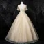 Élégant Conte de fée Champagne Robe De Bal 2020 Robe Boule Encolure Dégagée Faux Diamant En Dentelle Fleur Appliques Manches Courtes Dos Nu Longue Robe De Ceremonie
