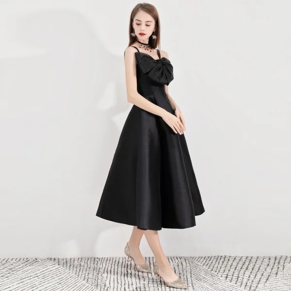 Simple Noire de retour Robe De Graduation 2020 Princesse Bretelles Spaghetti Noeud Sans Manches Dos Nu Thé Longueur Robe De Ceremonie