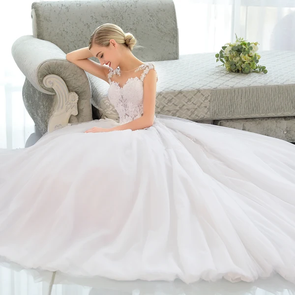 Élégant Ivoire Robe De Mariée 2018 Robe Boule En Dentelle Appliques Percé Encolure Dégagée Sans Manches Cathedral Train Mariage