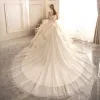 Moda Szampan Kaskadowe Falbany Suknie Ślubne 2020 Suknia Balowa V-Szyja Bez Rękawów Bez Pleców Trenem Królewski