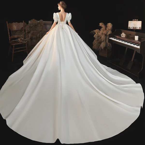 Vintage Audrey Hepburn-Stil Mittelalterlich Ivory / Creme Satin Brautkleider / Hochzeitskleider 2021 Ballkleid Tiefer V-Ausschnitt Geschwollenes Kurze Ärmel Rückenfreies Königliche Schleppe Hochzeit