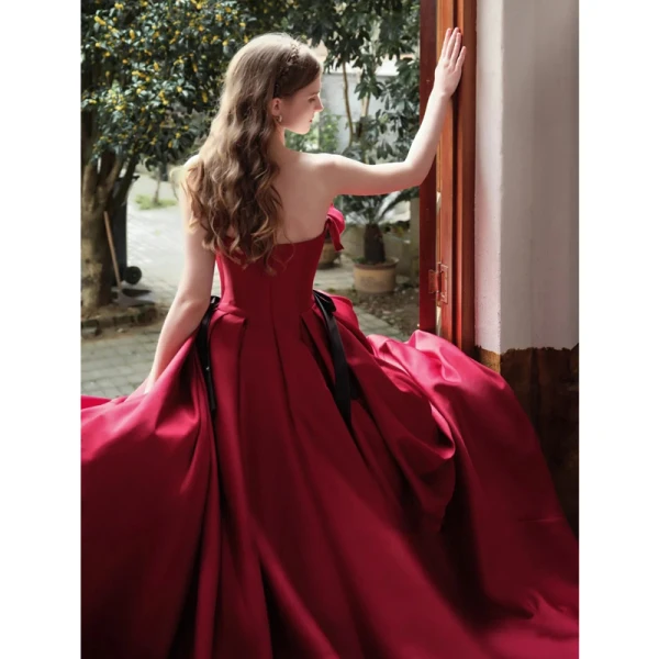 Chic / Beautiful Burgundy Prom Dresses 2022 A-Line / Princess Strapless Bow Sleeveless Backless Sweep Train Satin Prom Formal Dresses
