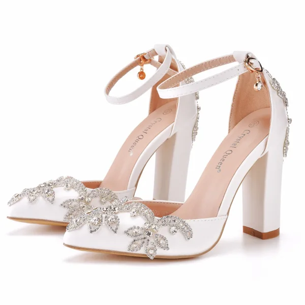 Charmant Weiß Strass Brautschuhe 2022 Knöchelriemen 10 cm Thick Heels Spitzschuh Hochzeit Sandaletten Hochhackige