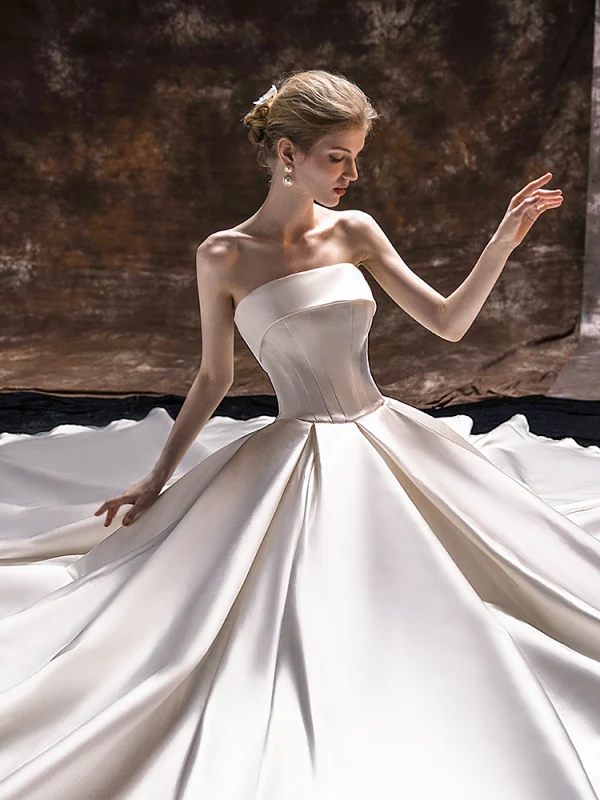 Haut de Gamme Ivoire Satin Robe De Mariée 2022 Robe Boule Bustier Appliques Sans Manches Dos Nu Tribunal Train Mariage
