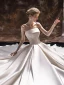Haut de Gamme Ivoire Satin Robe De Mariée 2022 Robe Boule Bustier Appliques Sans Manches Dos Nu Tribunal Train Mariage