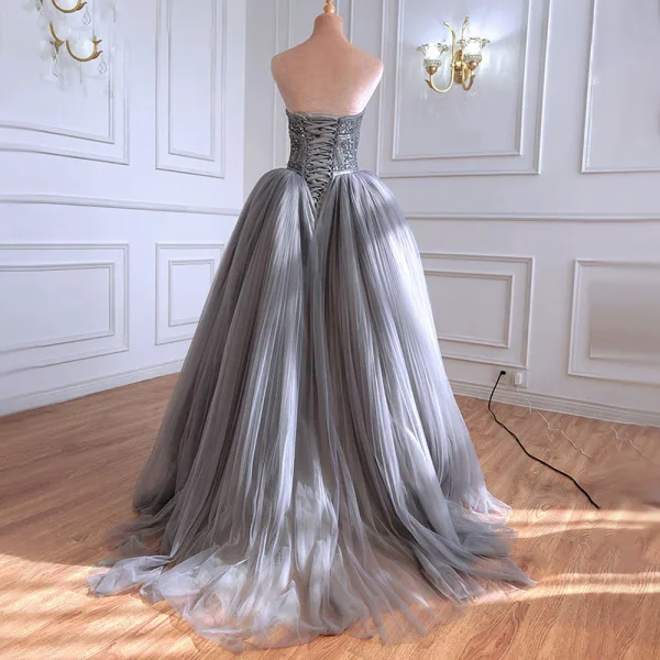 Charmant Gris Perlage Paillettes Plissée Robe De Bal 2022 Robe Boule Bustier Sans Manches Dos Nu Train De Balayage Robe De Ceremonie