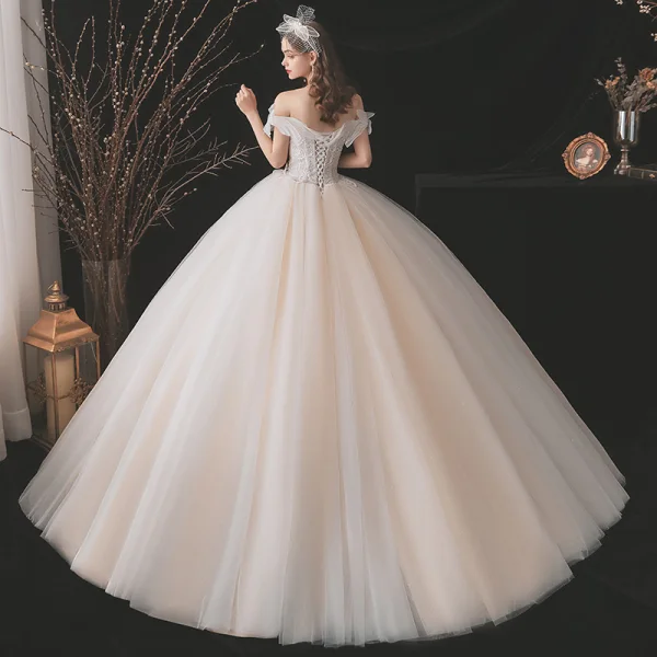 Charmant Champagner Brautkleider / Hochzeitskleider 2021 Ballkleid Off Shoulder Perlenstickerei Spitze Blumen Ärmellos Rückenfreies Lange Hochzeit