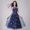 Chic / Beautiful Navy Blue Homecoming Graduation Dresses 2018 A-Line / Princess Glitter Star Scoop Neck Sleeveless Tea-length Formal Dresses