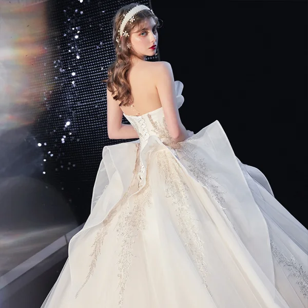 Luxe Champagne Robe De Mariée 2020 Robe Boule Bustier Plumes Perlage En Dentelle Fleur Sans Manches Dos Nu Volants en Cascade Royal Train
