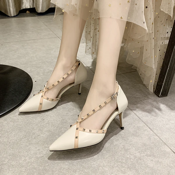 Mode Beige Vêtement de rue Rivet Chaussures Femmes 2020 X-Strap 6 cm Talons Aiguilles À Bout Pointu Talons