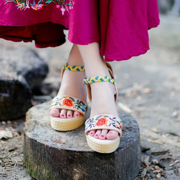 Etnisk Svarta Casual Broderade Fläta Sandaler Dam 2020 Läder 10 cm Kilklackar Peep Toe Sandaler