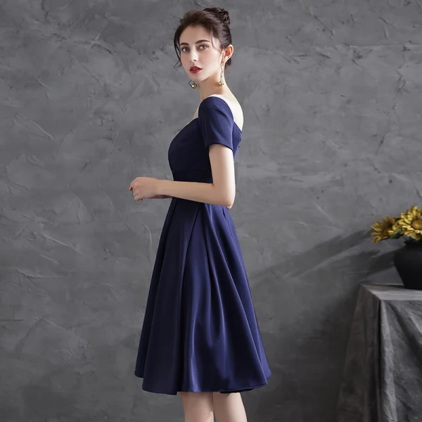Simple Bleu Marine de retour Satin Robe De Graduation 2021 Princesse Encolure Carrée Manches Courtes Dos Nu Mi-Longues Robe De Ceremonie