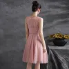Piękne Rumieniąc Różowy Cekiny Sukienki Koktajlowe Strona Sukienka 2021 Princessa Wycięciem Bez Rękawów Szarfa Długość do kolan Koktajlowe Sukienki Wizytowe