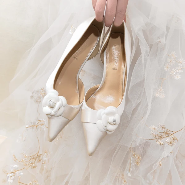 Élégant Ivoire Satin Fleur Chaussure De Mariée 2020 Cuir 7 cm Talons Aiguilles À Bout Pointu Mariage Escarpins