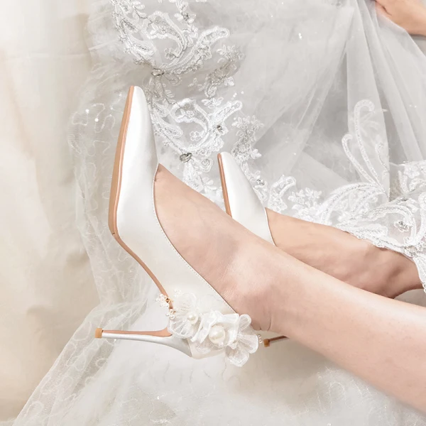 Charming Ivory Satin Pearl Wedding Shoes 2020 Leather Lace Flower 8 cm Stiletto Heels Pointed Toe Wedding Pumps