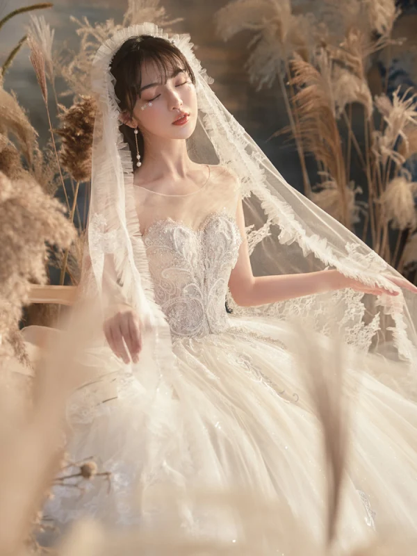 Luxe Champagne Robe De Mariée 2020 Robe Boule Encolure Dégagée Perlage Faux Diamant Paillettes En Dentelle Fleur Manches Courtes Royal Train