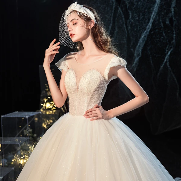 Charmant Champagne Robe De Mariée 2020 Robe Boule Encolure Dégagée Perlage Paillettes Sans Manches Dos Nu Royal Train