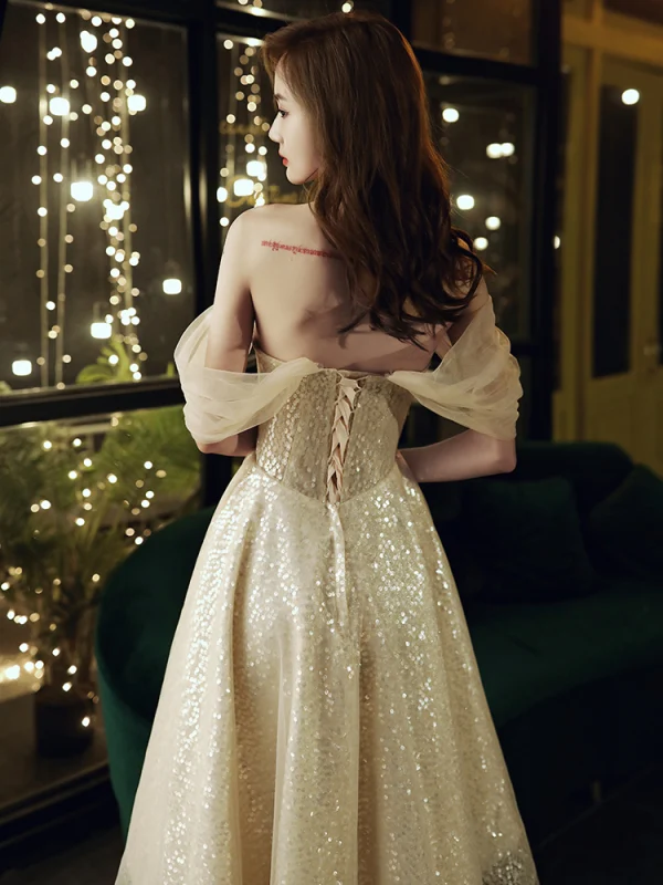 Scintillantes Doré Asymétrique Robe De Cocktail 2020 Princesse De l'épaule Perle Paillettes Appliques Manches Courtes Dos Nu Robe De Ceremonie