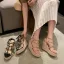 Römisch Rosa Strassenmode Strand Sandalen Damen 2021 Wasserdichte Niet Knöchelriemen T-Riemen 11 cm Peeptoes Keilabsatz Sandaletten Hochhackige
