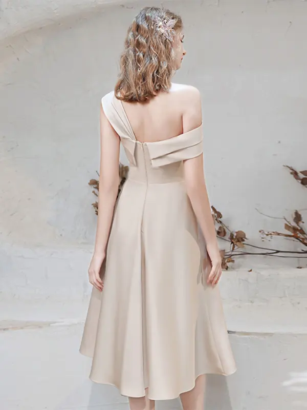 Mode Champagner Satin Heimkehr Abiballkleider 2021 A Linie One-Shoulder Schleife Kurze Ärmel Rückenfreies Wadenlang Festliche Kleider