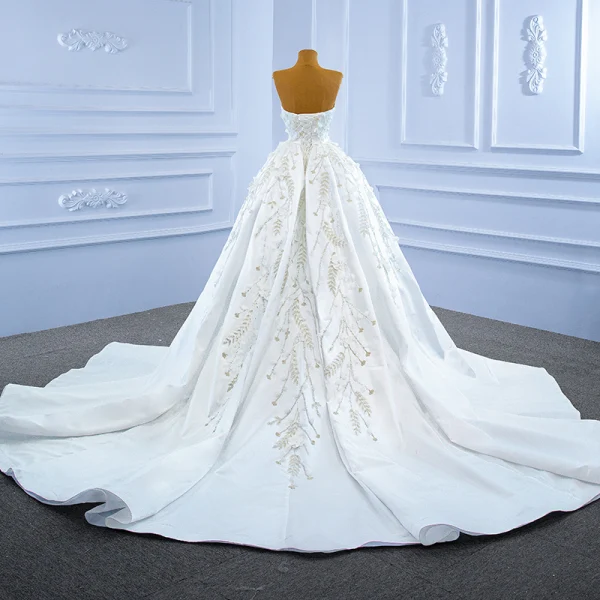 Luxus / Herrlich Ivory / Creme Satin Perlenstickerei Perle Pailletten Brautkleider / Hochzeitskleider 2021 A Linie Bandeau Applikationen Ärmellos Rückenfreies Königliche Schleppe Hochzeit