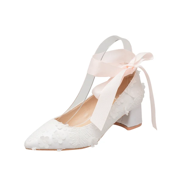 Elegante Ivory / Creme Brautschuhe 2020 Leder Knöchelriemen Spitze Applikationen 5 cm Thick Heels Spitzschuh Hochzeit Pumps