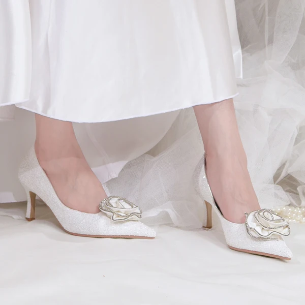Elegante Weiß Pailletten Brautschuhe 2020 Strass Blumen 7 cm Stilettos Spitzschuh Hochzeit Pumps